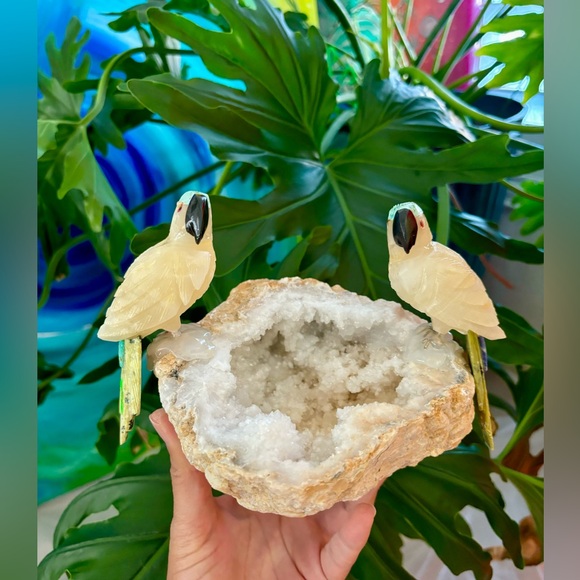 Parrots Carvings on Quartz Geode - Picture 3 of 4